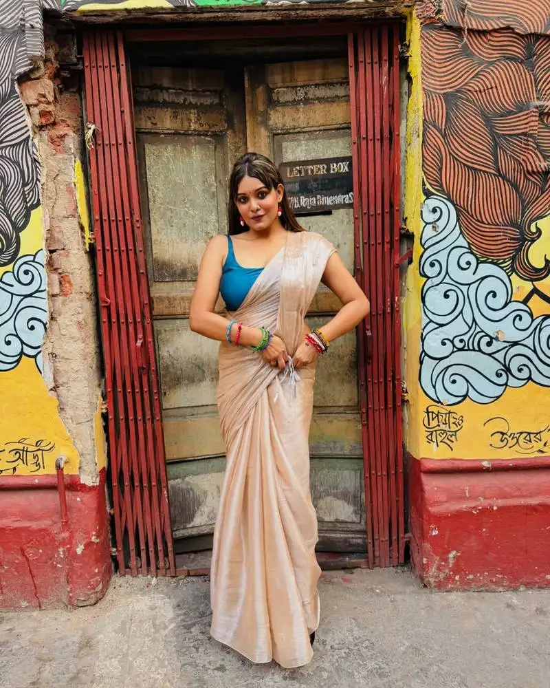 Aakar creamy glow | ivory handloom tissue saree