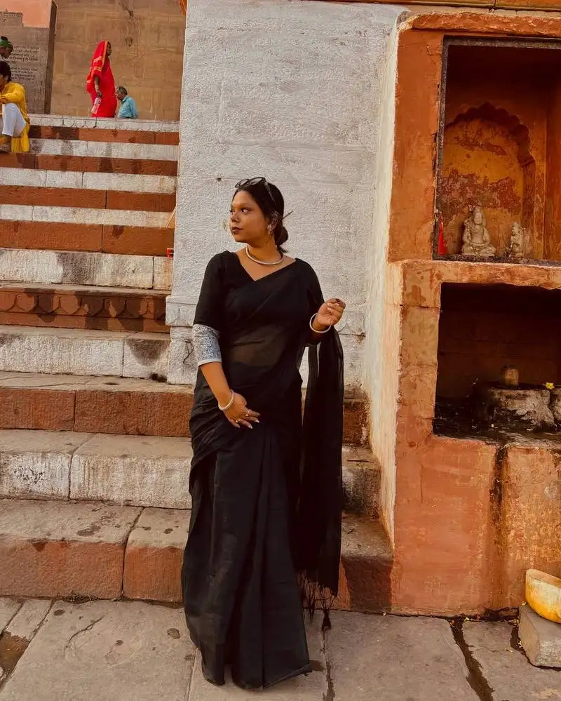 Aakar raabta | black handloom tissue saree