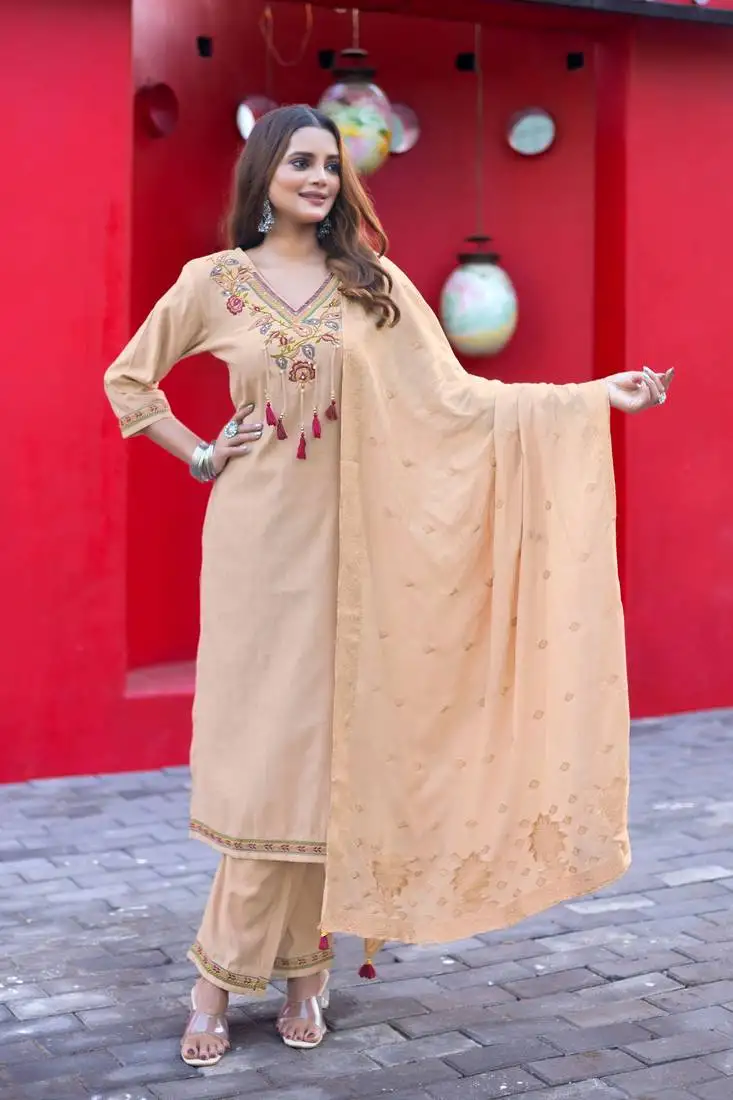 Cream floral embroidered regular kurta with trousers & with dupatta