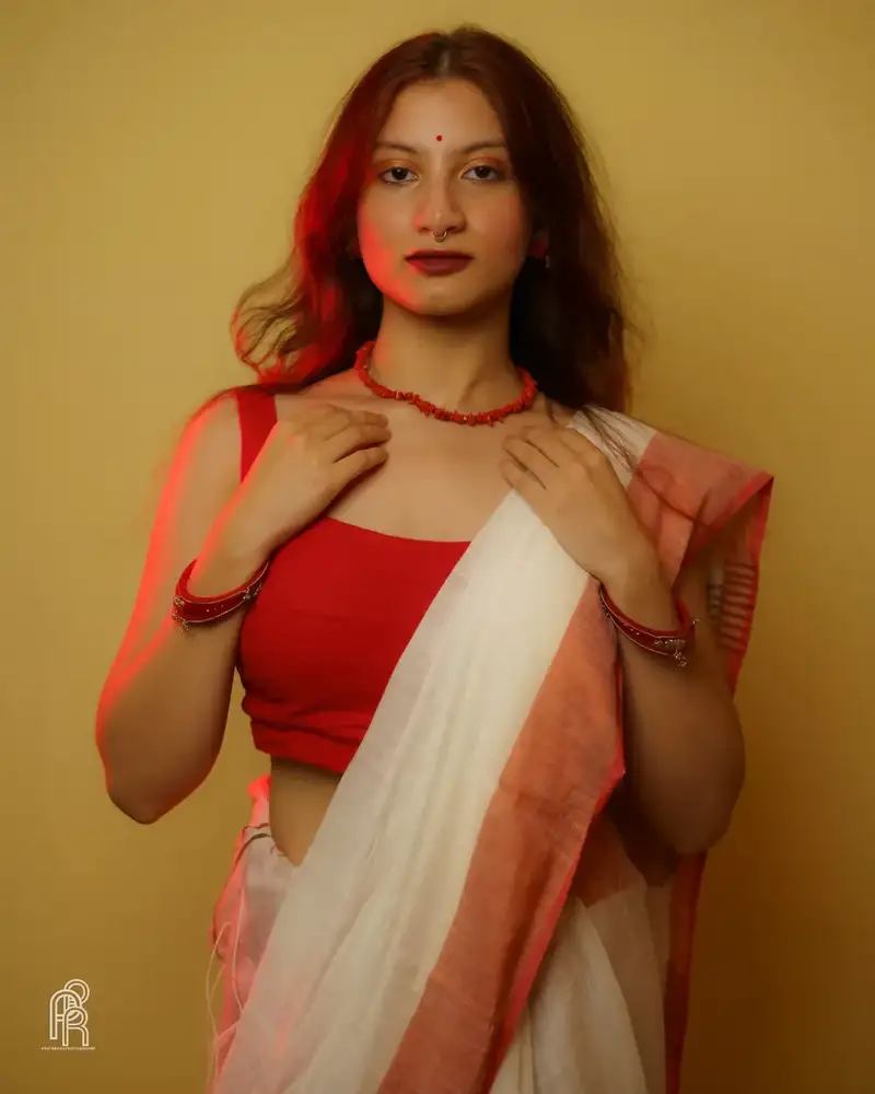 Aakar aagomoni | white handloom cottton saree with red border