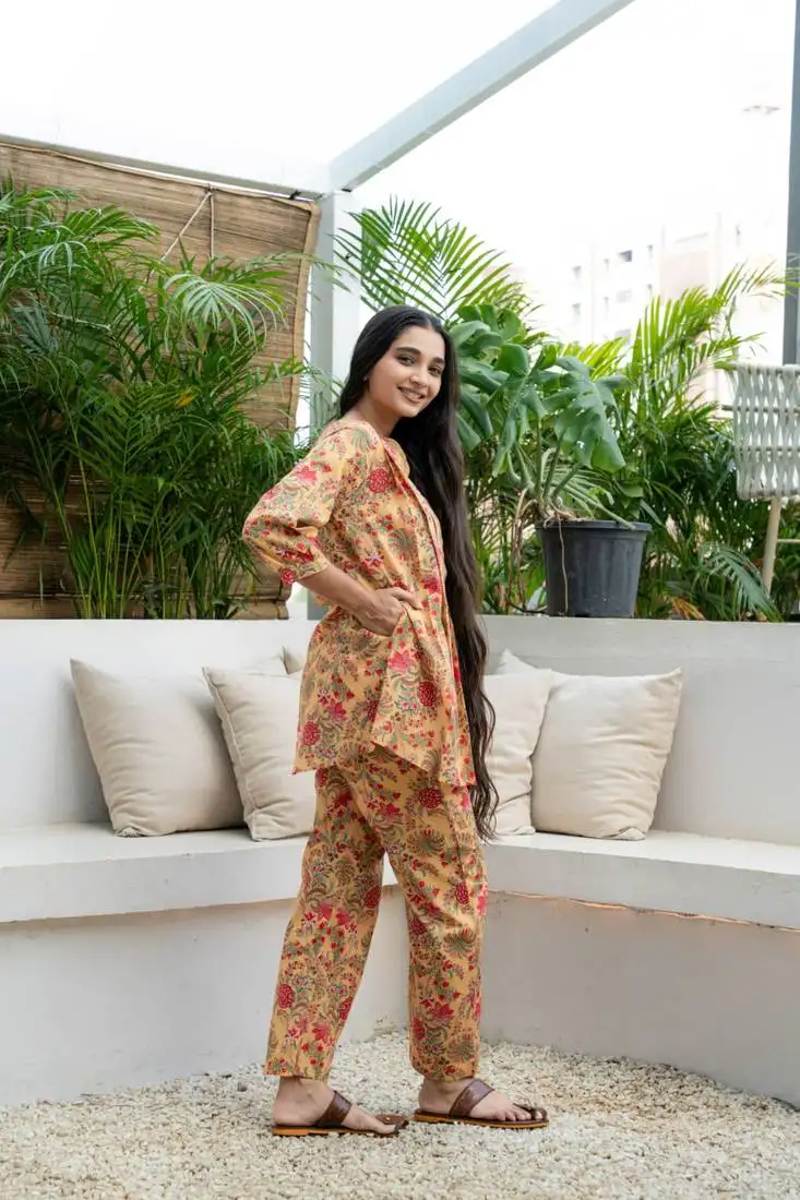 Yellow cotton buttoned down top