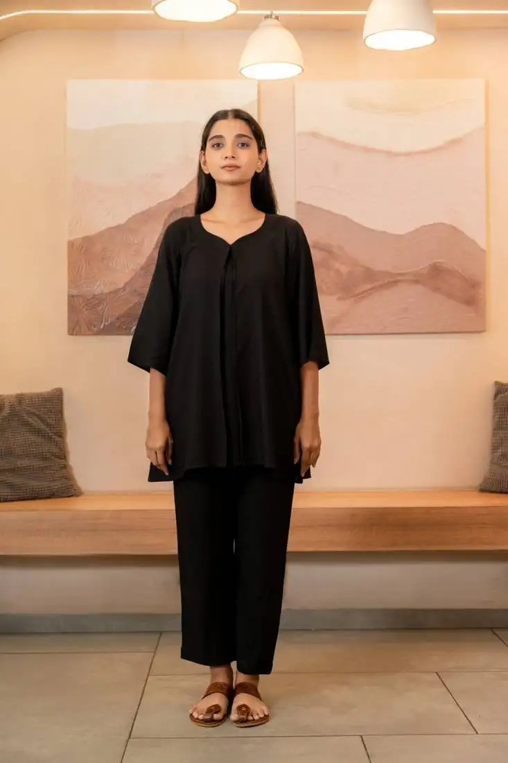 Black box pleated top