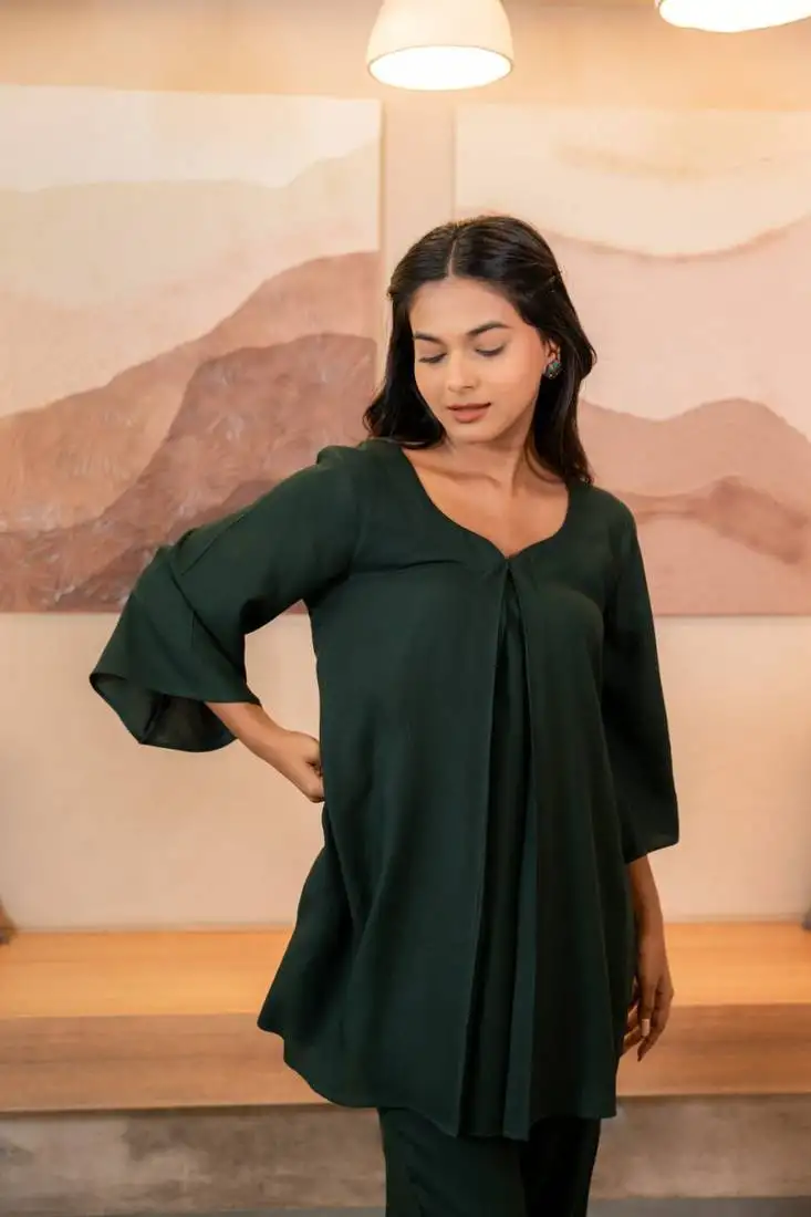 Green sweetheart neck with flared sleeve top