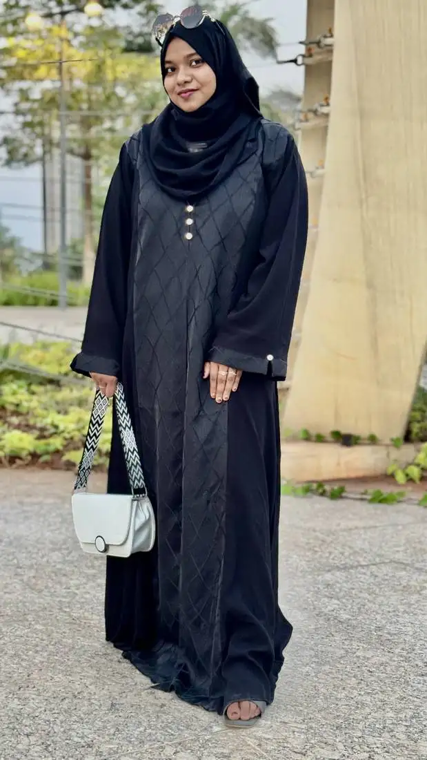Zoom fabric abaya