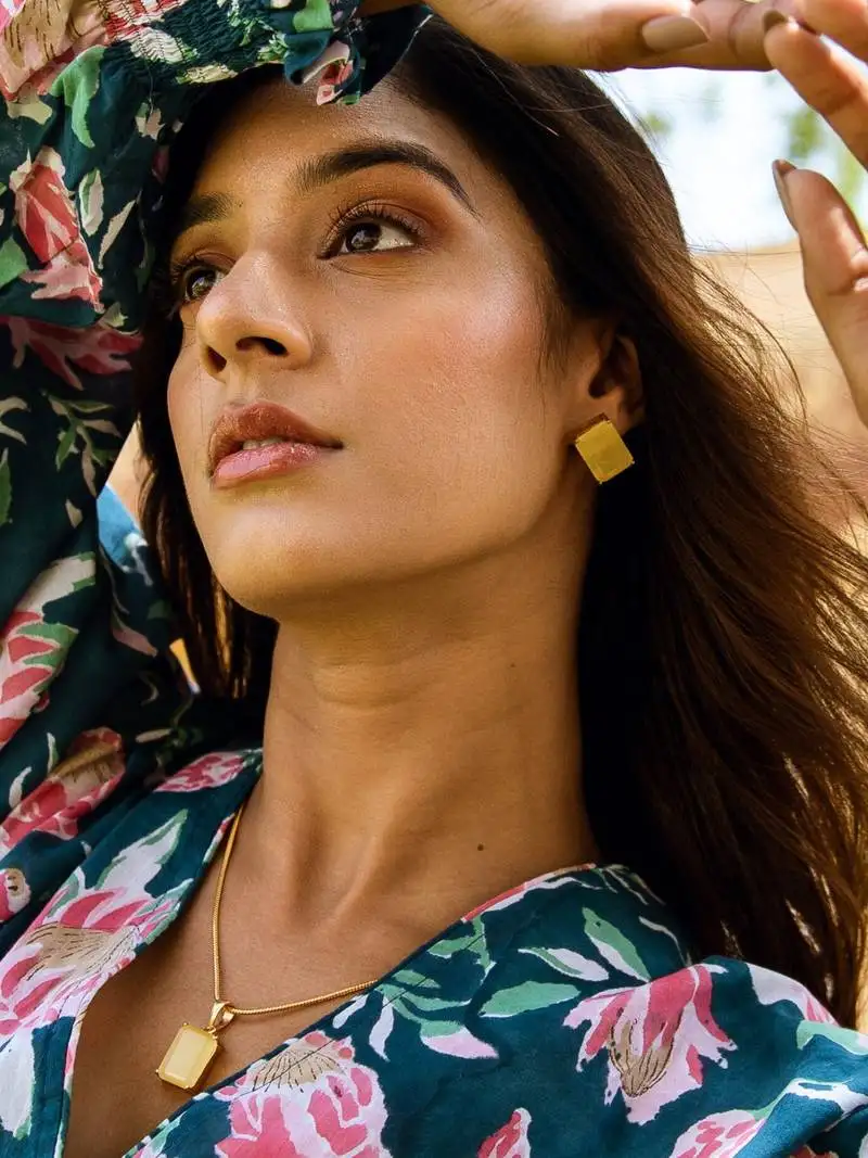 Elegant yellow pendant set with chain