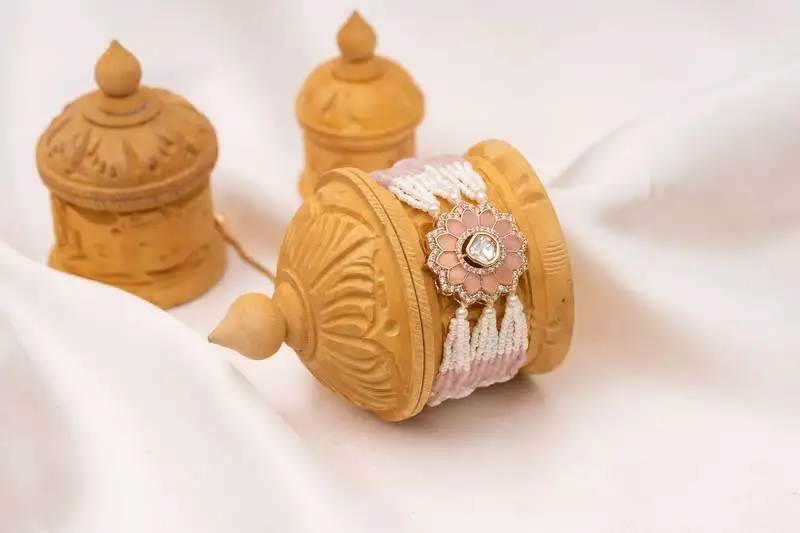 Raven pastel pink pearl bracelet