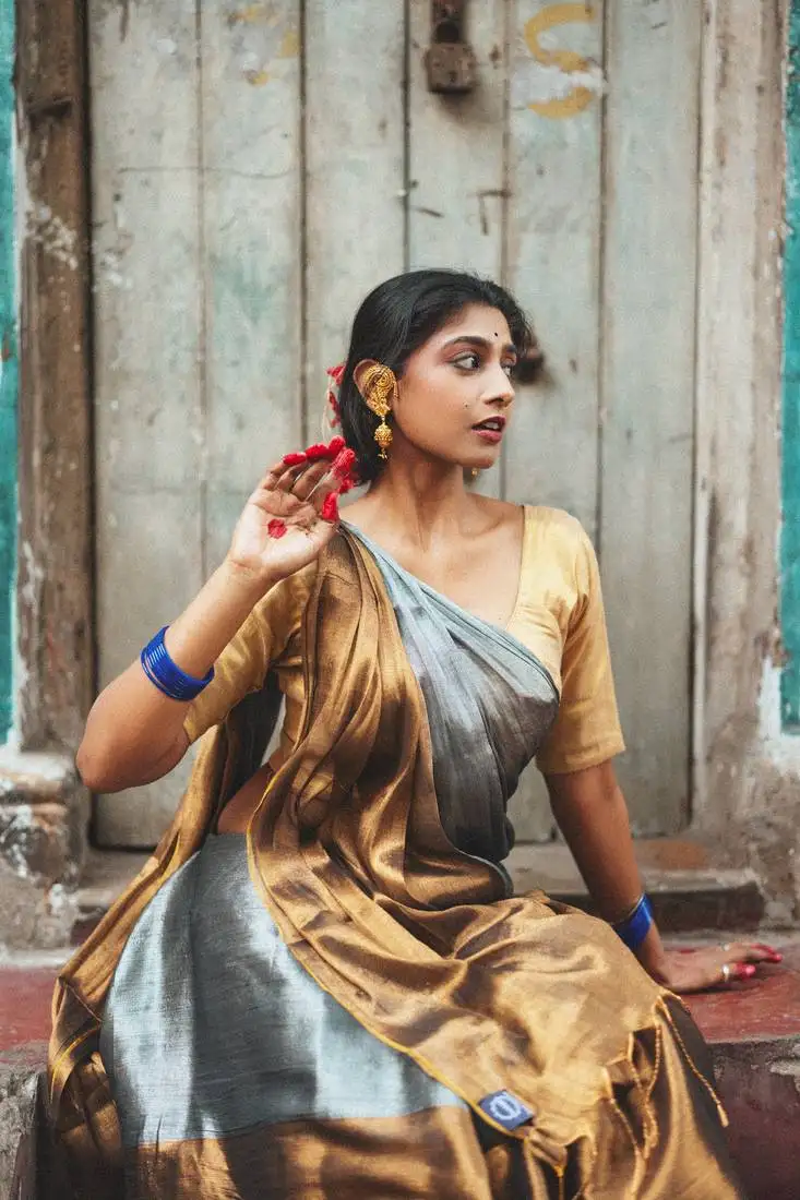 Aakar swarna chaand | gold & silver handloom tissue saree