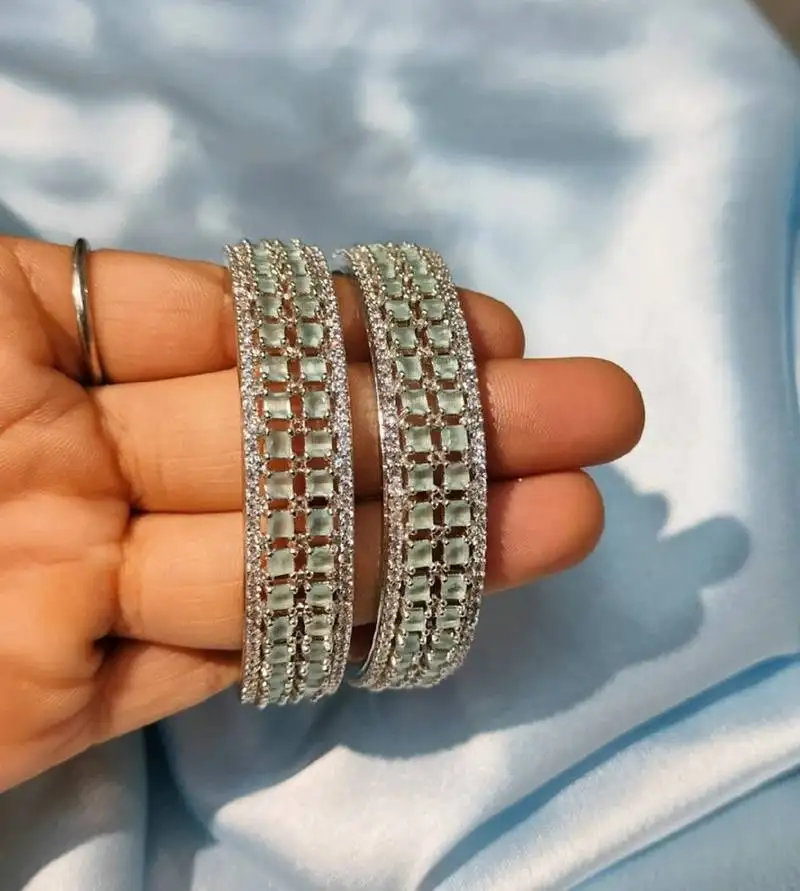 Zircon light gold bangle set