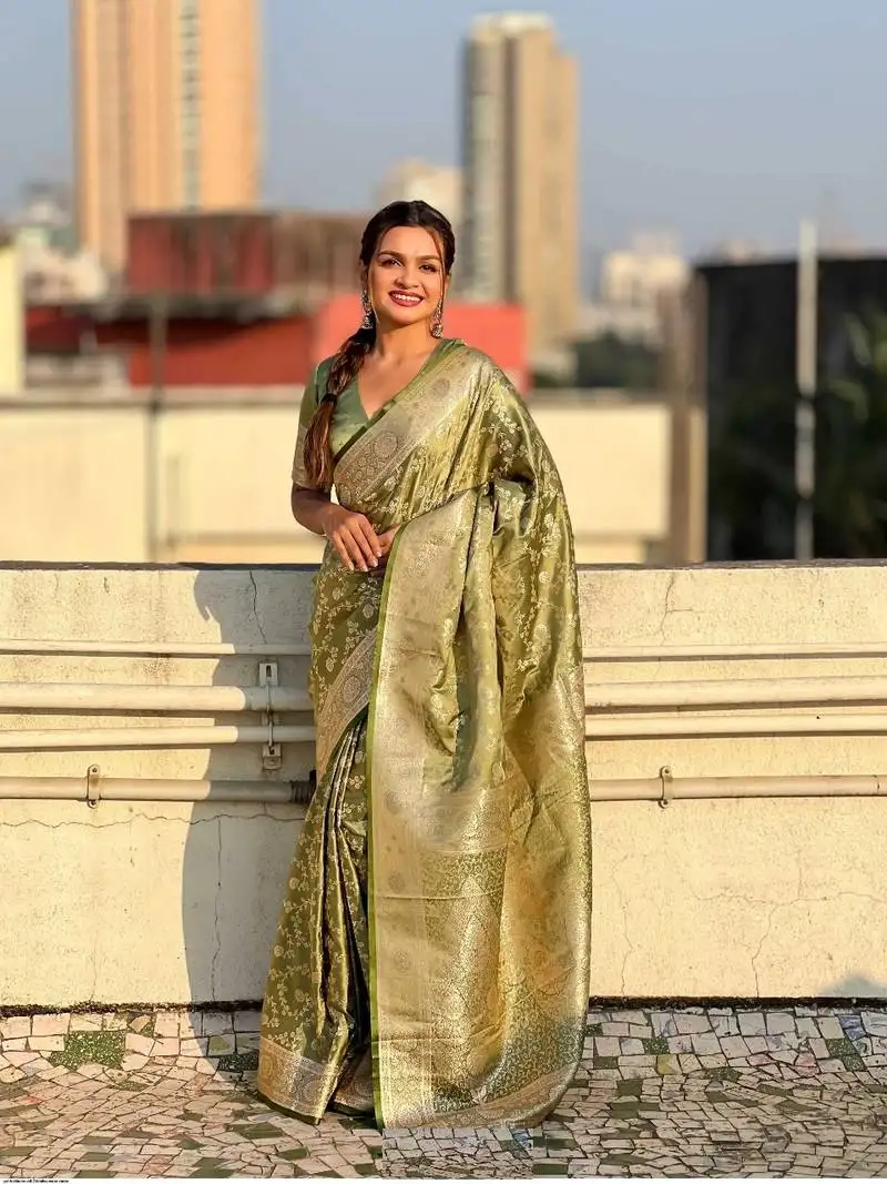 Pista silk blend sarees with blouse