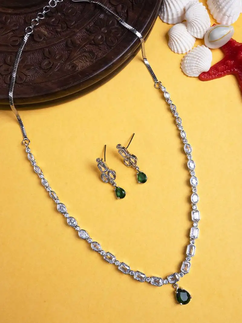 Green ad sleek necklace set
