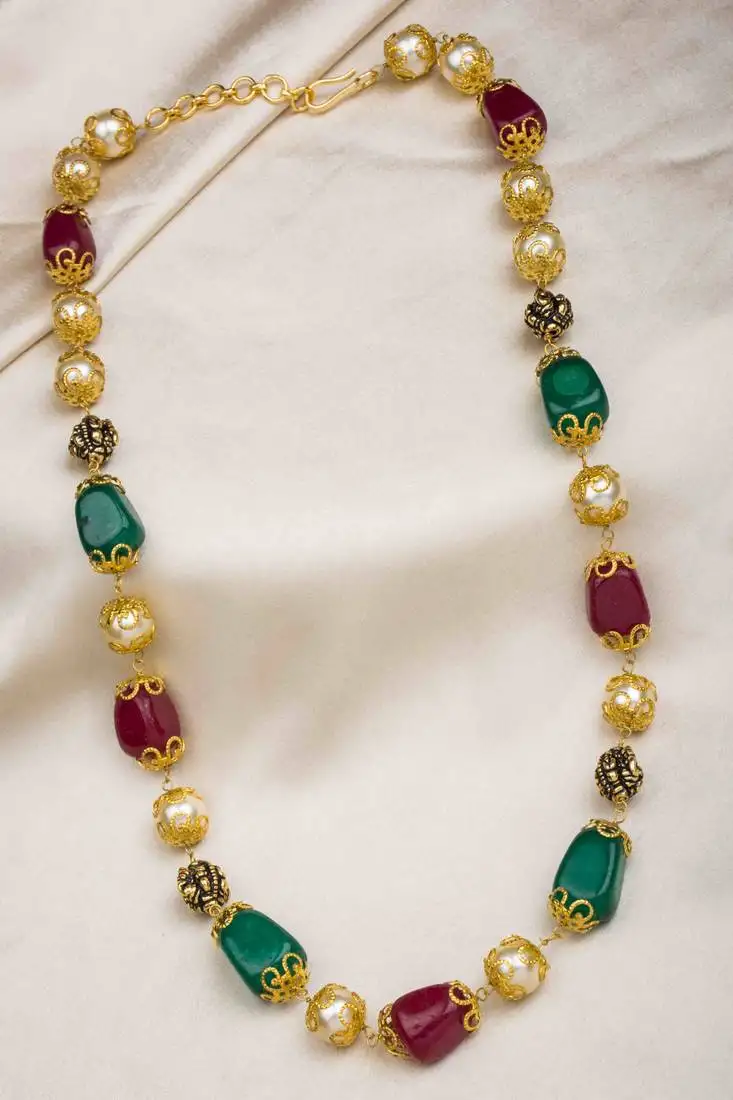 Single layer pearl necklace with red and green beads