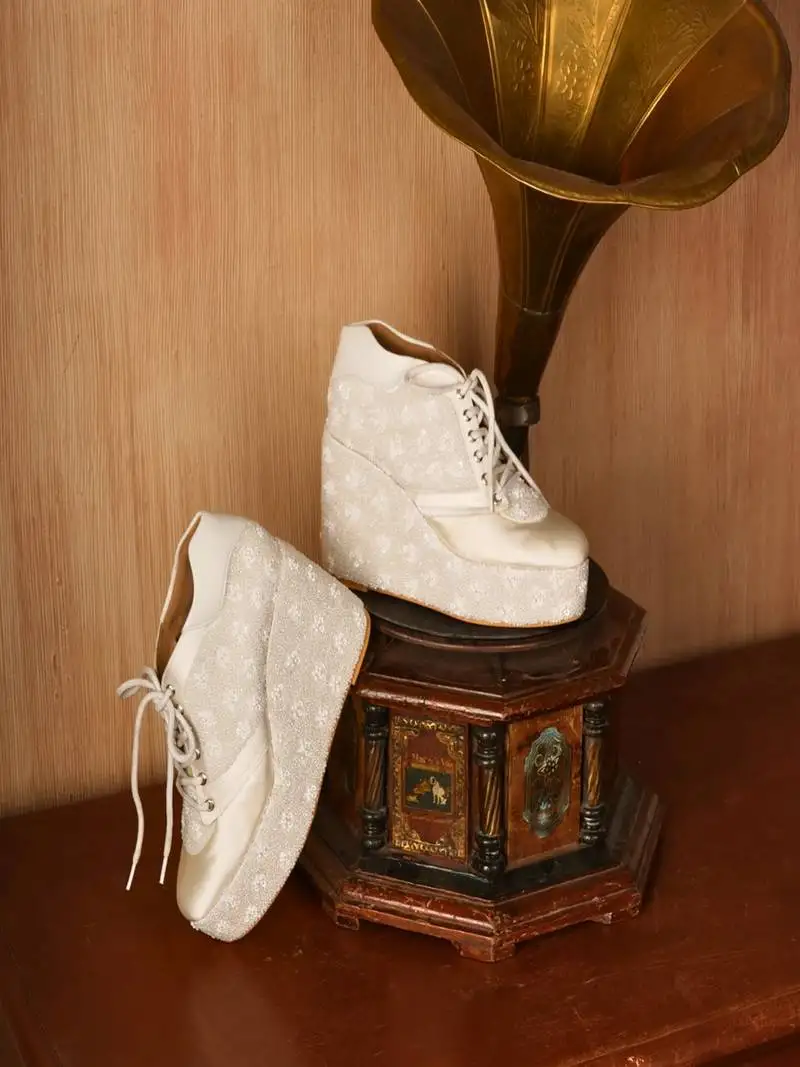 White beads embroidered wedges shoes