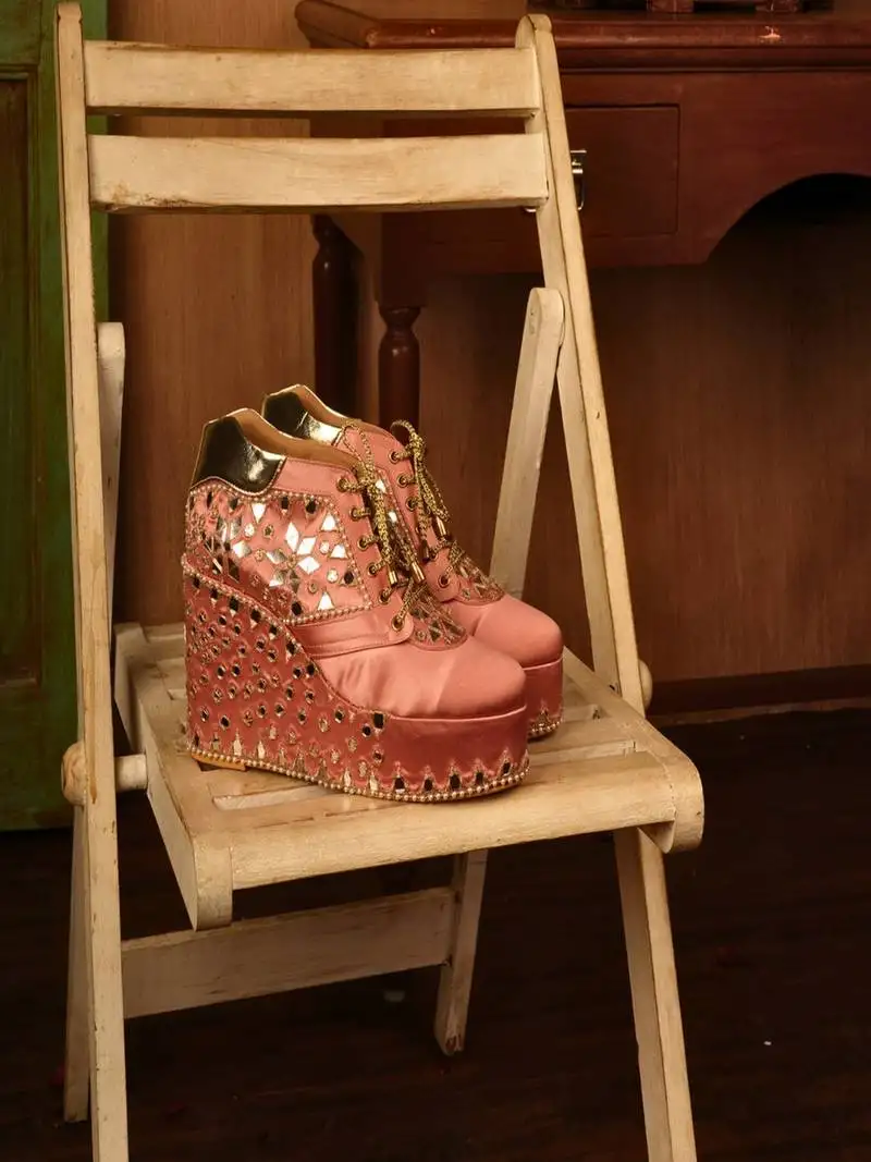 Pink mirror embroidered wedges shoes