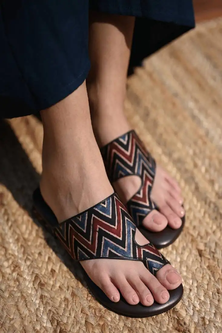 Printed slide in flats with thumb support