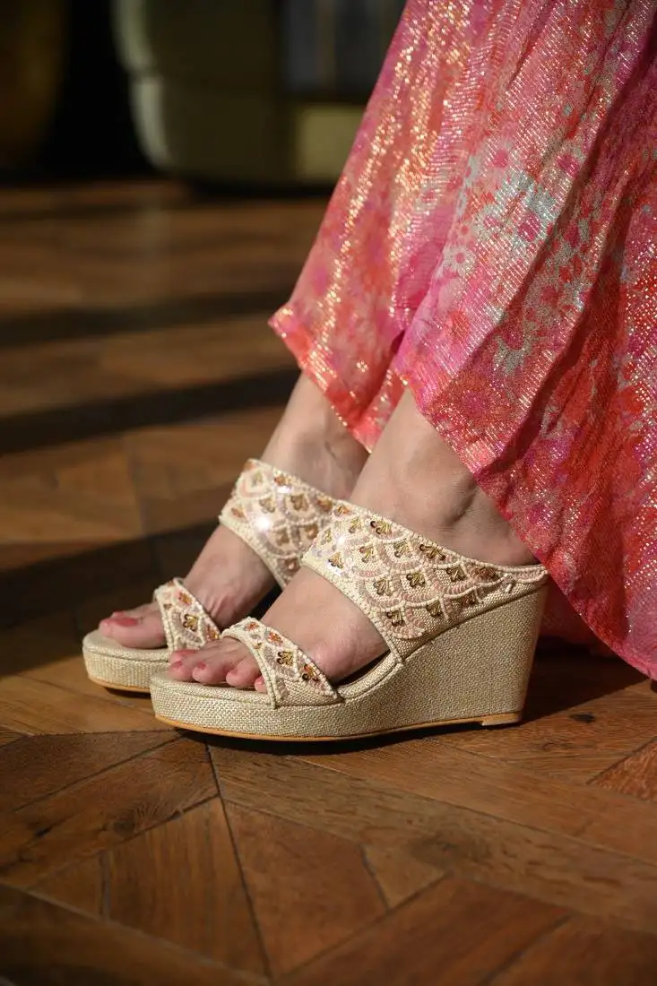 Jute handwork wedge