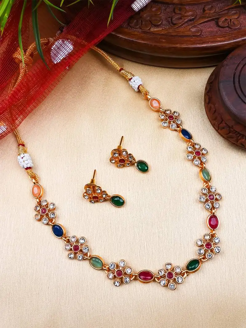 Multicolor kemp studded sleek flower necklace set