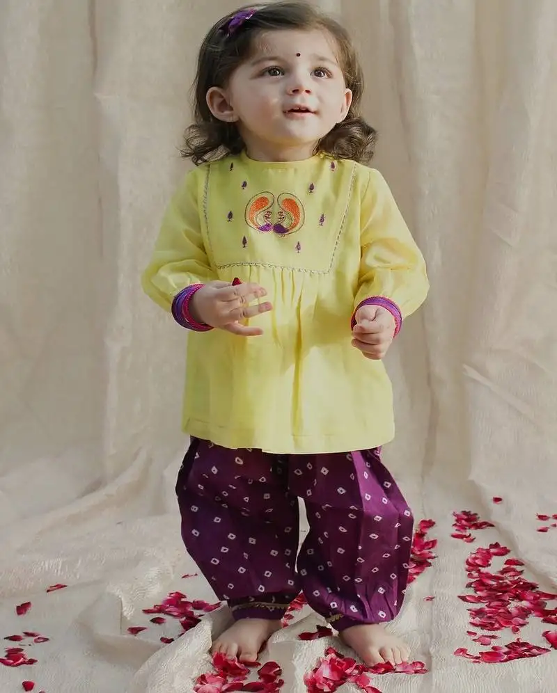 Green embroidered chanderi kurta pyjama