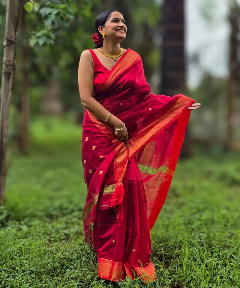 Red maheswari cotton saree with unstitched blouse piece
