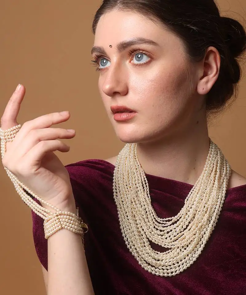 Alabaster kiss haar pendent necklace