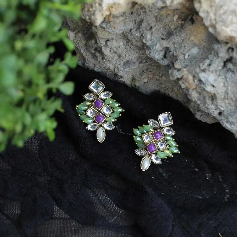 Pearl twirl green earring