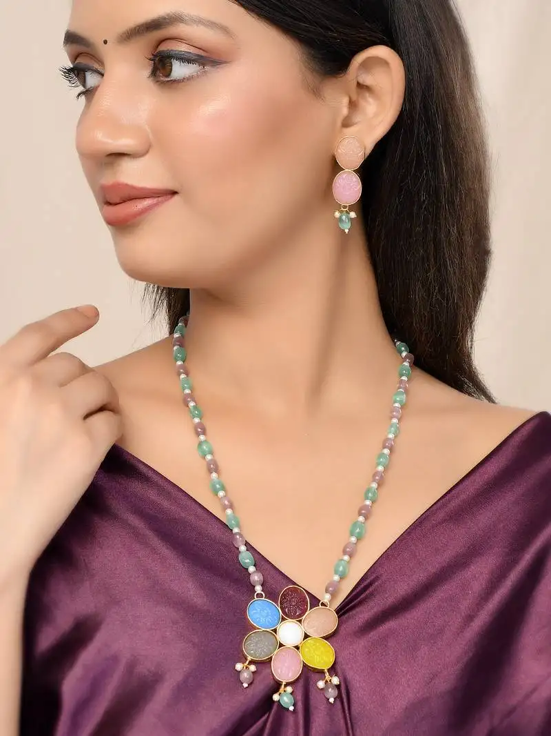 Gold-plated kundan-studded & beaded jewellery set