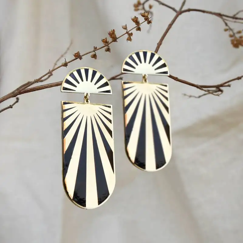 Black rays resin earrings