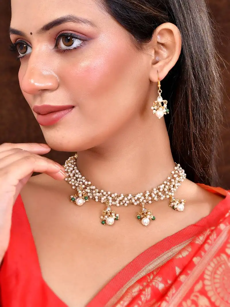Gold tone perls jewellery set with earrings