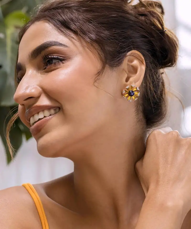 Gold earrings with yellow gold base