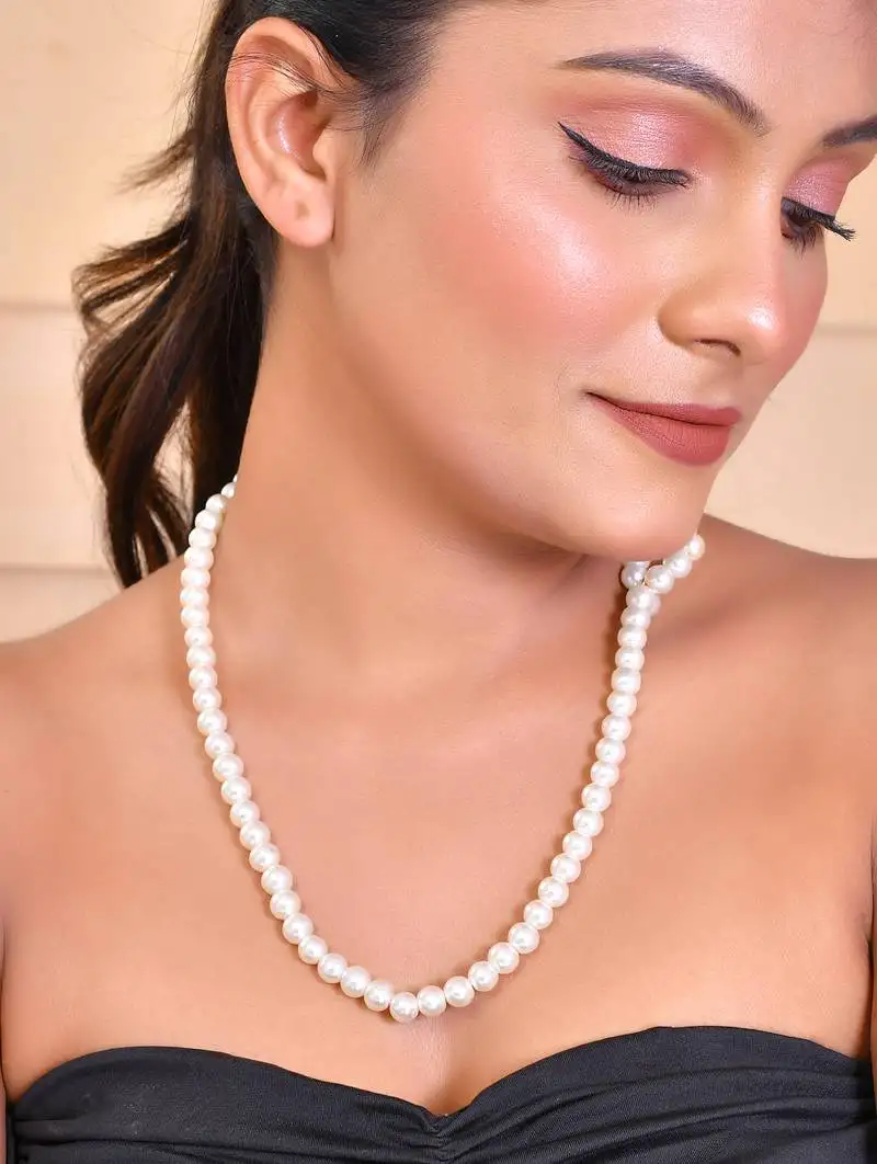 White pearls necklace with gold chain