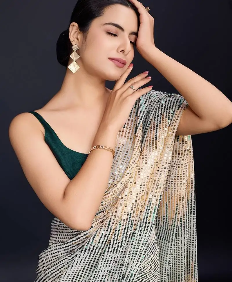 Cream embellished georgette saree with unstitched blouse