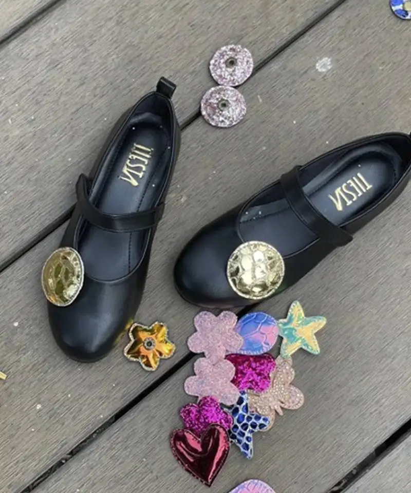 Black solid synthetic leather shoes