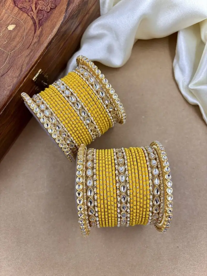 Velvet dot metal bangle set