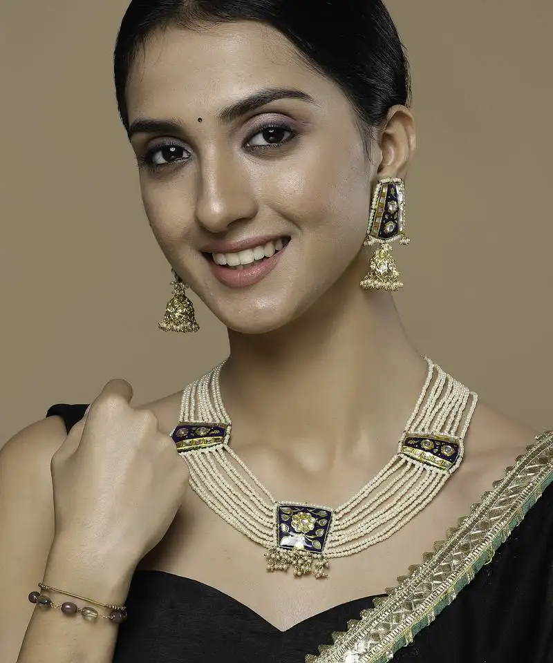 Neelkanth haar necklace