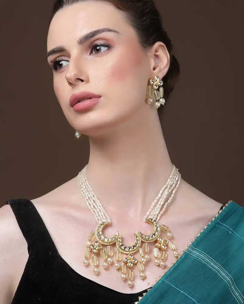 Goldilocks haar with earrings jewellery set