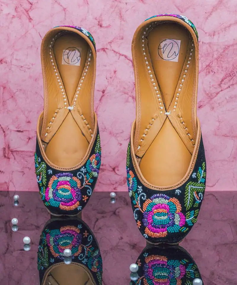 Black embroidered leather juttis