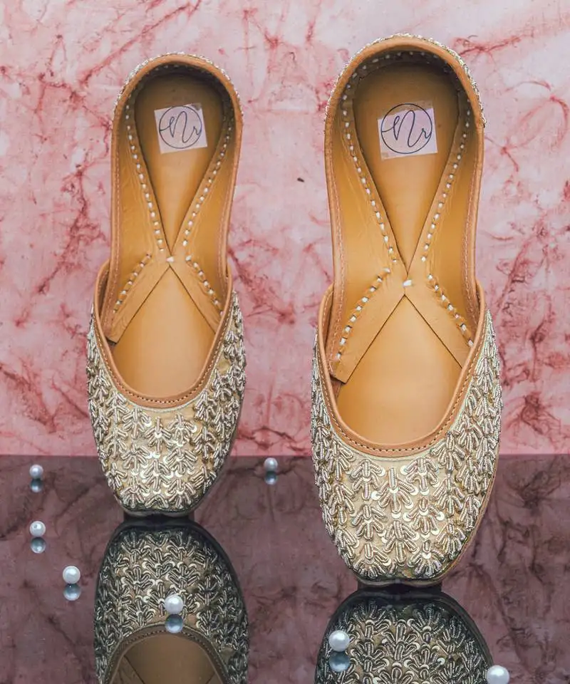 Silver embroidered leather juttis