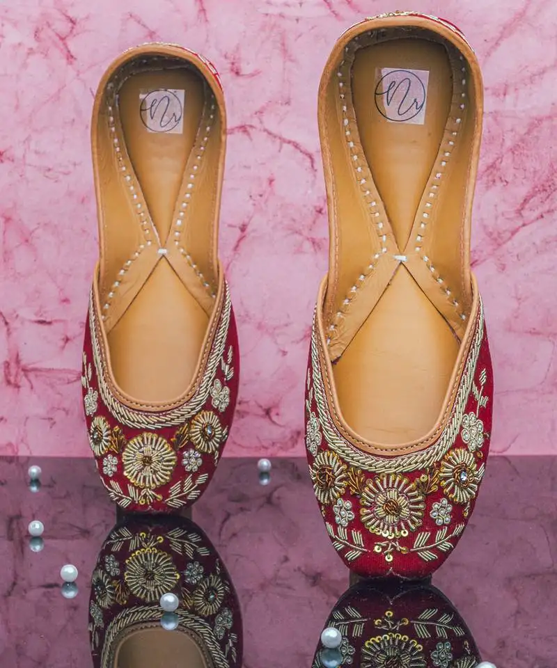 Maroon embroidered leather juttis