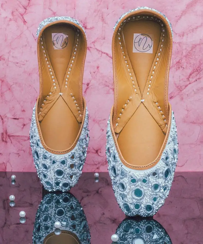 Silver mirror embroidered leather juttis