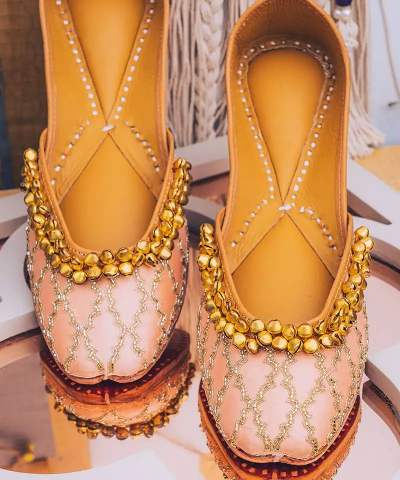 Pink embroidered leather juttis