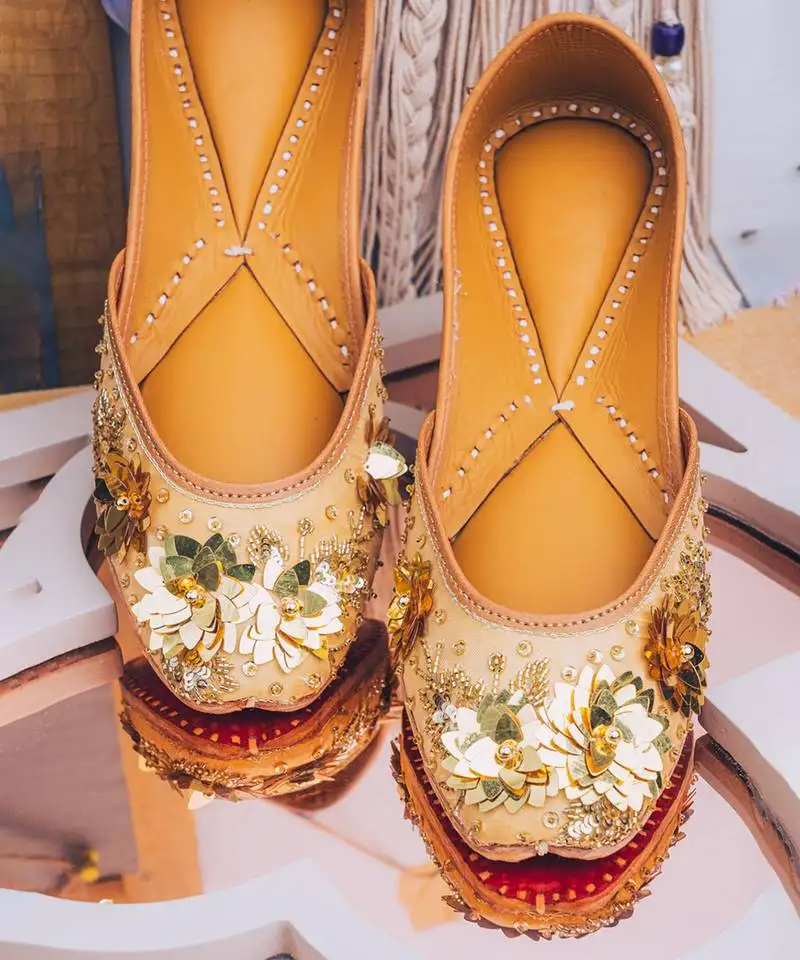 Gold embroidered leather juttis