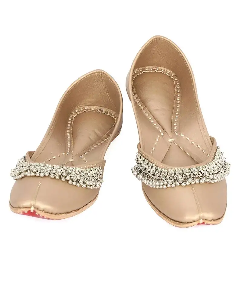 Gold solid leather juttis