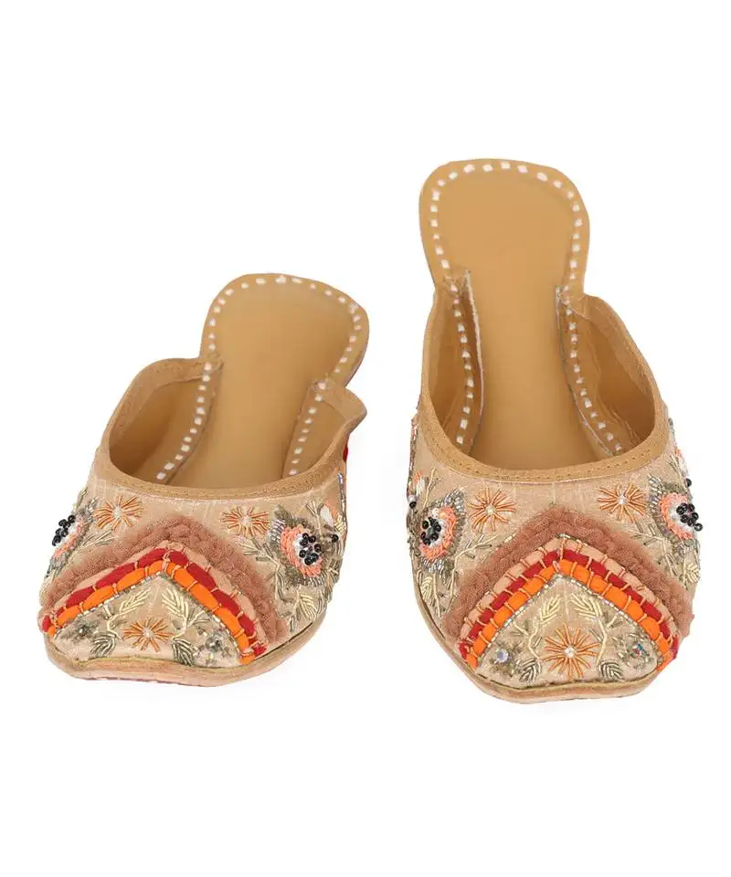 Beige embroidered leather juttis