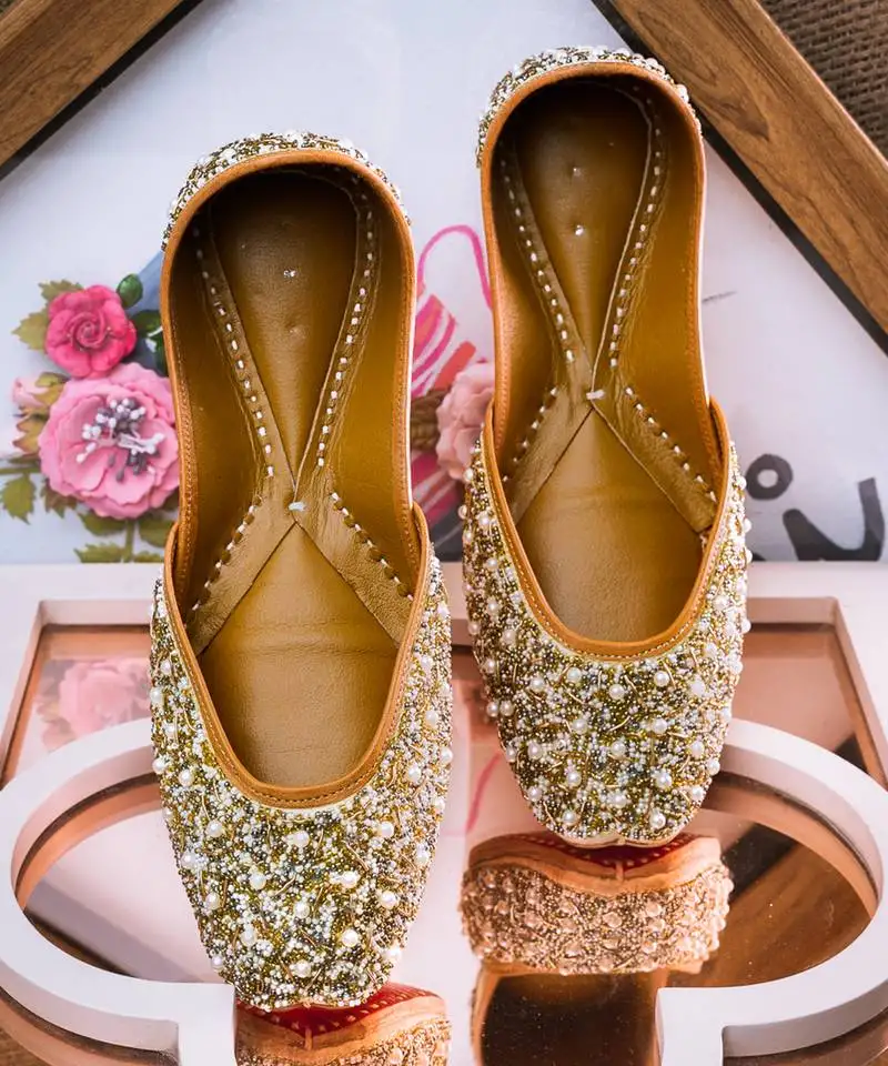 Cream embroidered leather juttis