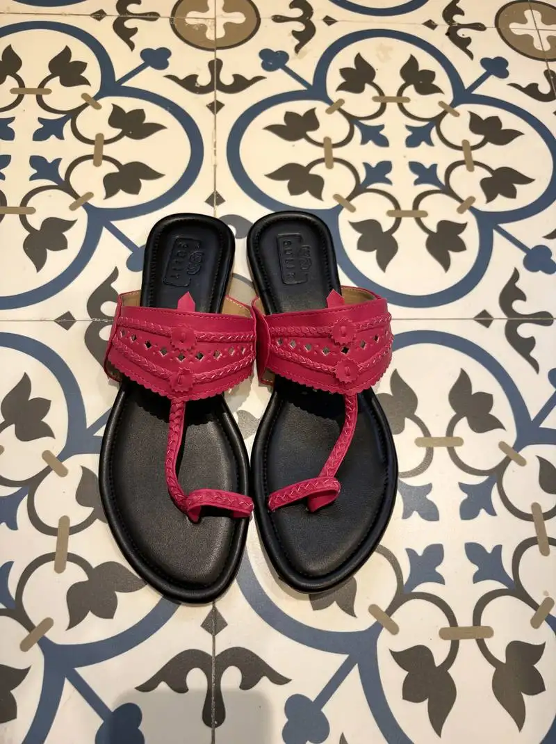 Black and fuschia pink kolhapuri