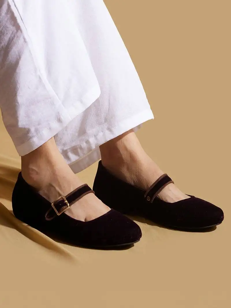 Black solid velvet ballerinas