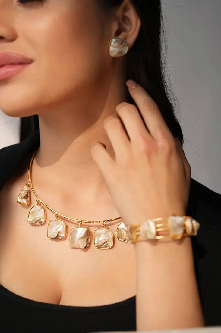 Eliana natural mother of pearl necklace set