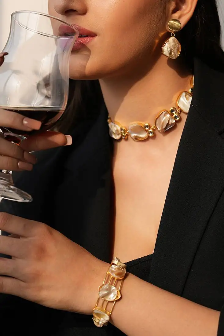 Mother of pearl necklace set with bracelet