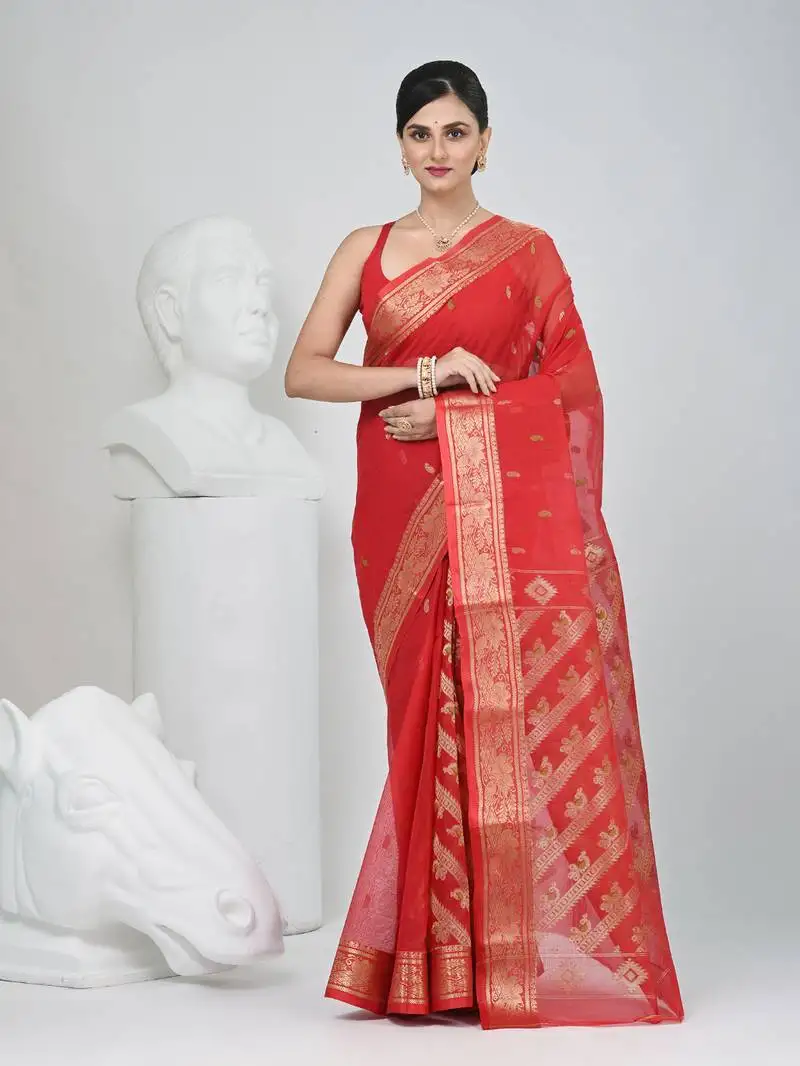 Elegant red patli pallu tant saree with golden border