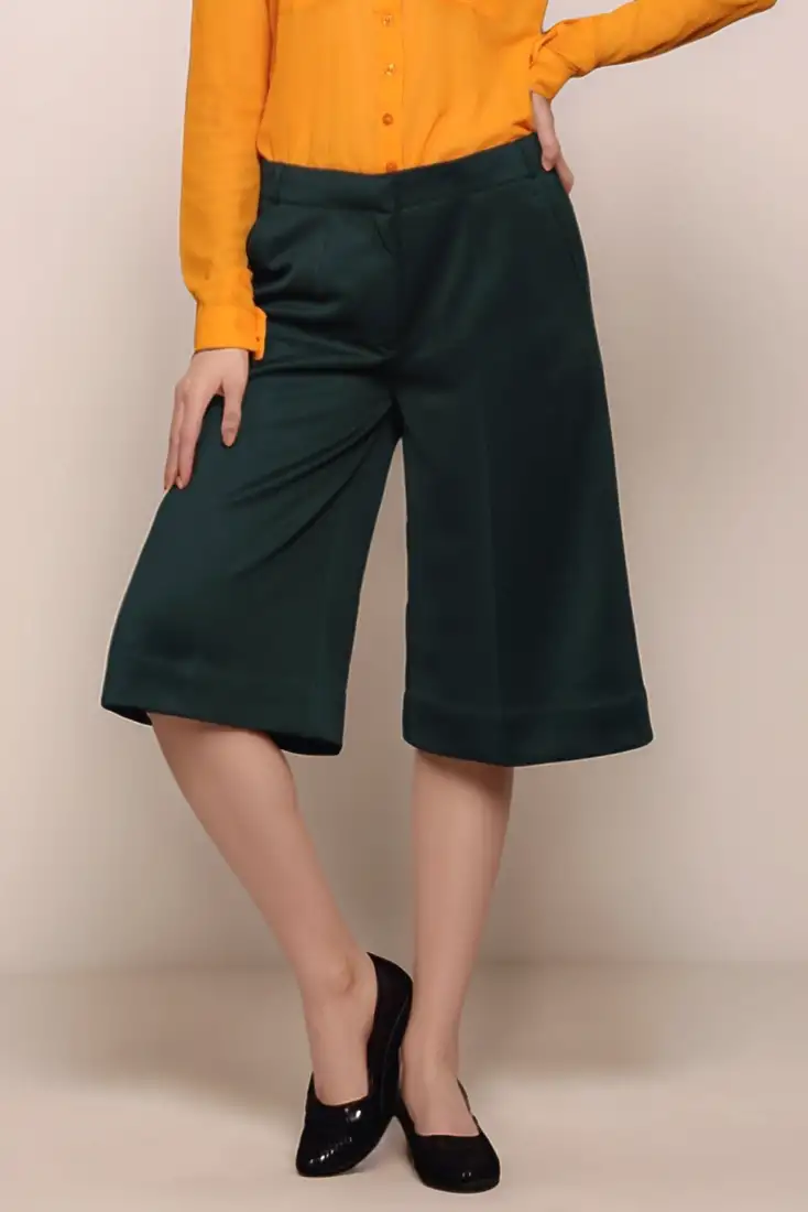 Green cropped trouser