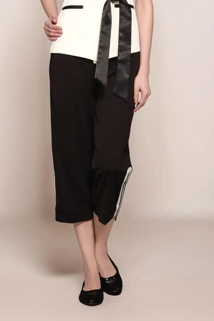 Black cropped trouser